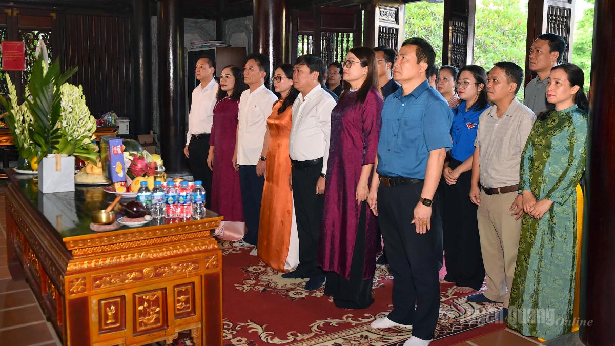 Các đại biểu Báo và phát thanh, truyền hình Tuyên Quang dâng hương, tri ân, tưởng nhớ Chủ tịch Hồ Chí Minh tại đền thờ.