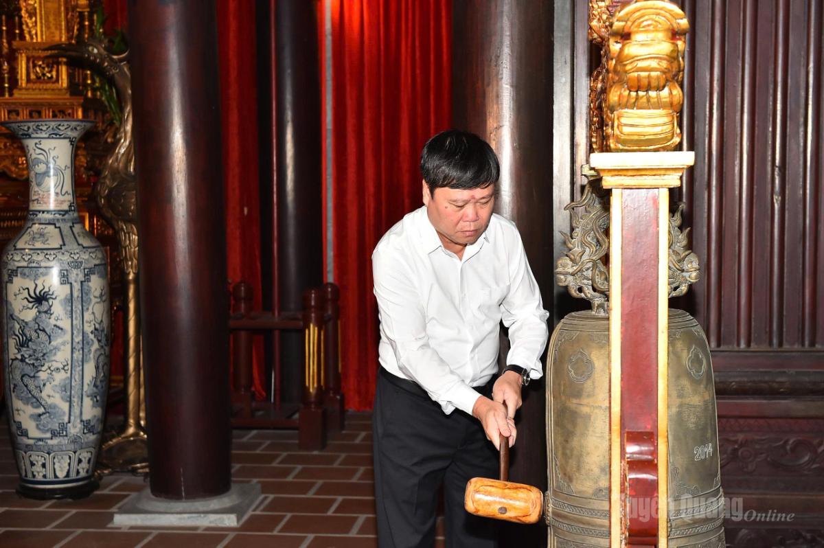 Đồng chí Mai Đức Thông, Tổng Biên tập Báo và phát thanh, truyền hình Tuyên Quang thỉnh chuông khai lễ.