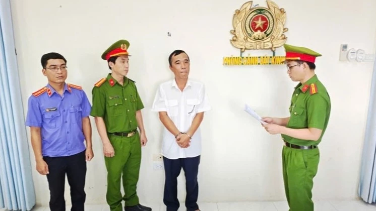 Bắt tạm giam cựu c&ocirc;ng chức thuế ở Vĩnh Long v&igrave; giả mạo 441 h&oacute;a đơn điện tử