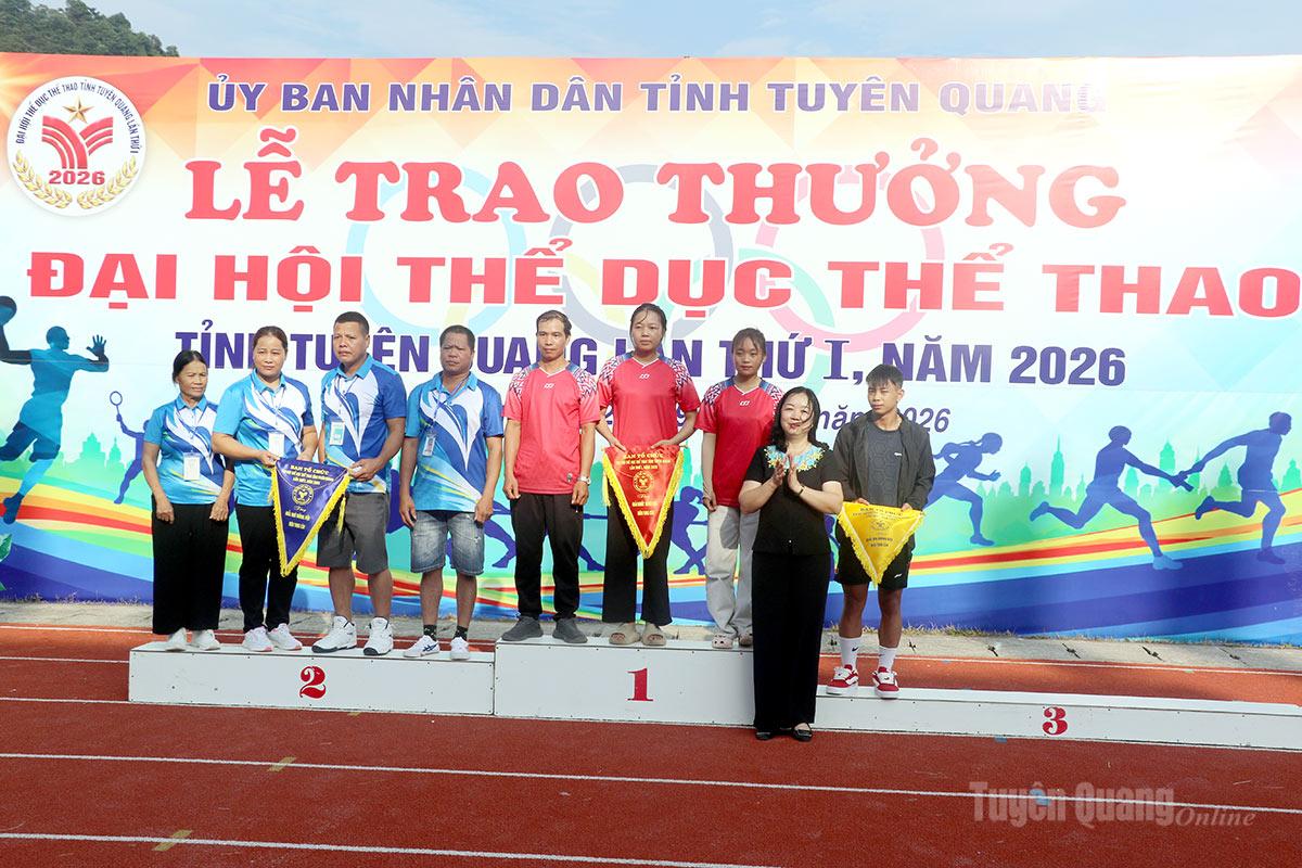 BTC trao giải Nhất cho phường Hà Giang 2, giải Nhì cho xã Sơn Dương, giải Ba cho xã Lùng Tám ở nội dung tung còn đồng đội nam nữ.