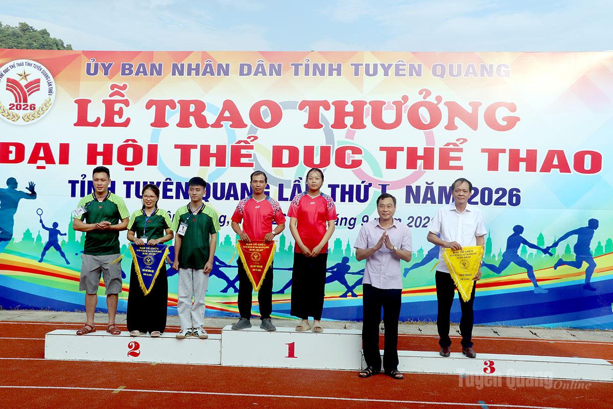 BTC trao giải Nhất cho phường Hà Giang 2, giải Nhì cho xã Việt Lâm, giải Ba cho xã Hàm Yên ở nội thi đấu đi cà kheo đồng đội nam nữ.