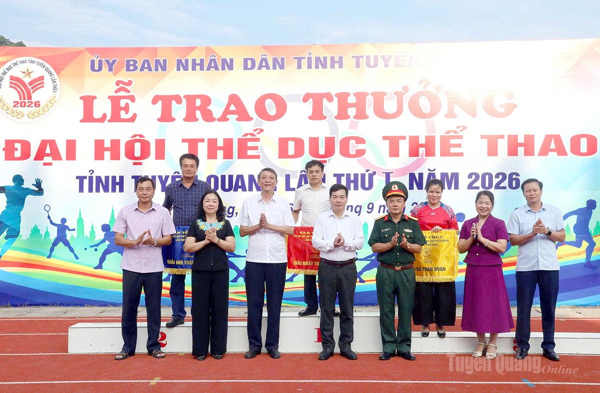BTC trao giải Nhất toàn đoàn cho xã Lực Hành, giải Nhì toàn đoàn cho phường Minh Xuân, giải Ba toàn đoàn cho phường Hà Giang 2.