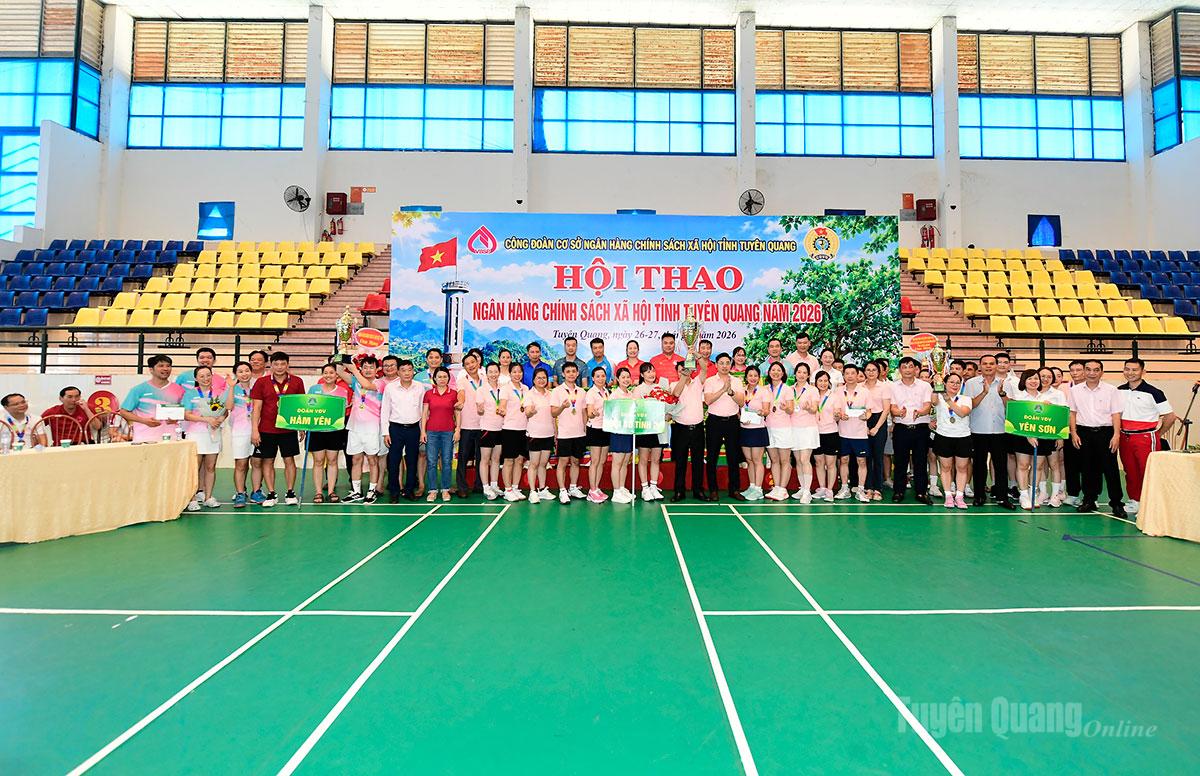 Lãnh đạo Chi nhánh Ngân hàng Chính sách xã hội tỉnh trao Giải nhất toàn đoàn cho đoàn VĐV Hội sở tỉnh 2.