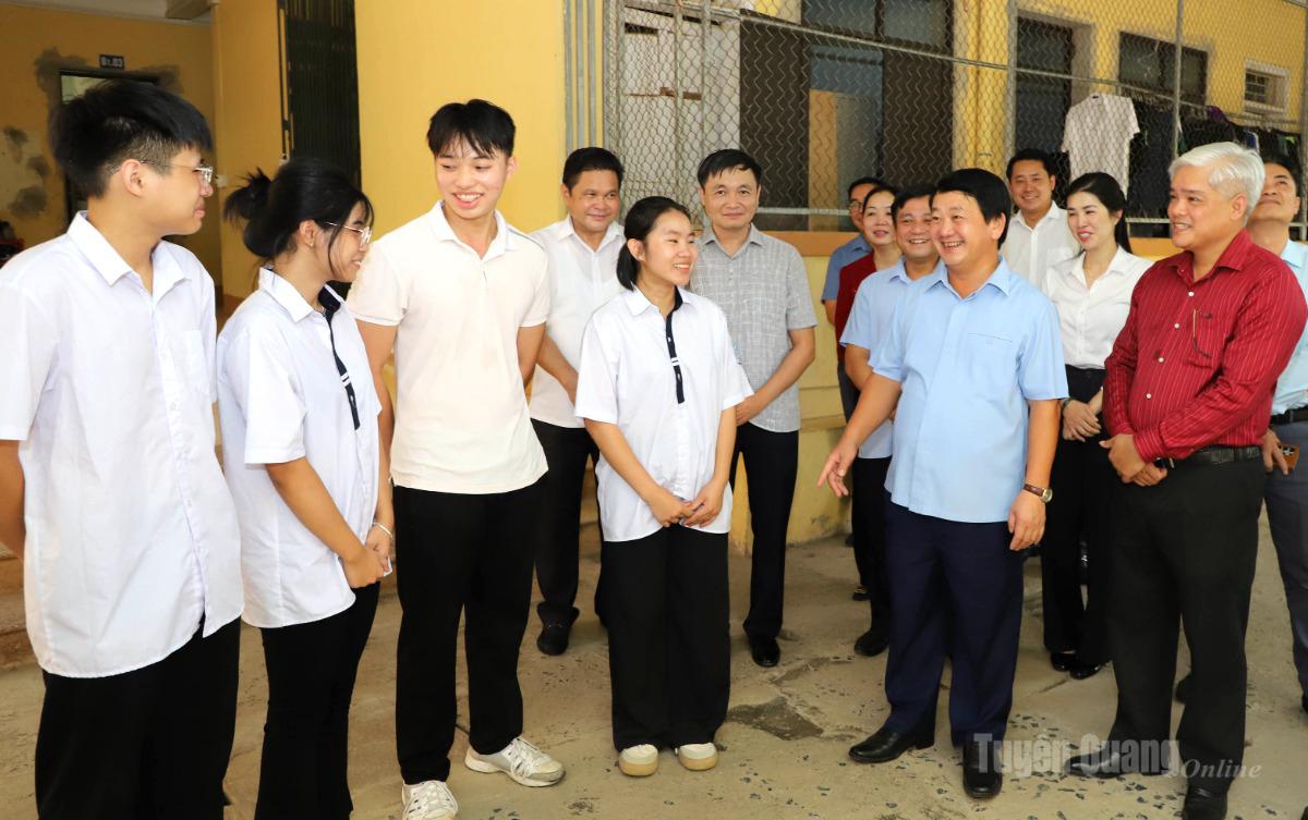Bí thư Tỉnh ủy thăm hỏi, động viên thầy, trò Trường Phổ thông Dân tộc nội trú Trung học phổ thông Hà Giang.