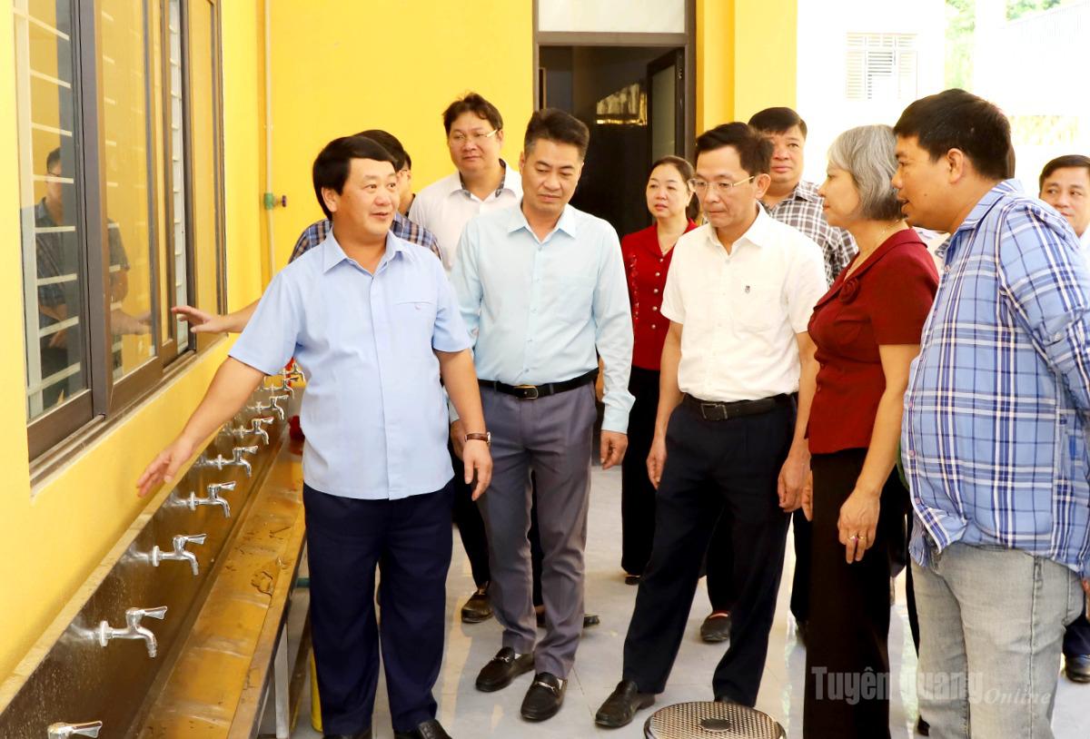 Bí thư Tỉnh ủy Hầu A Lềnh kiểm tra hang mục công trình phụ của Trường Phổ thông nội trú liên cấp Tiểu học và Trung học cơ sở Minh Tân.