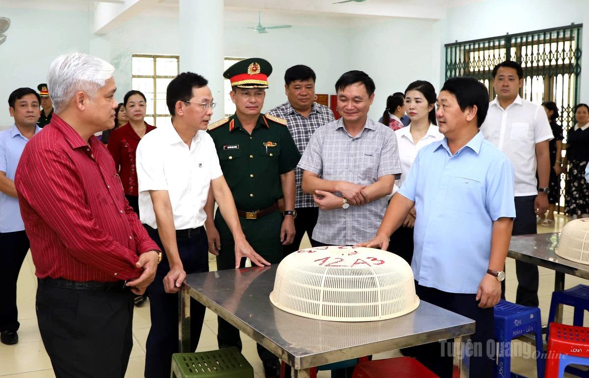 Bí thư Tỉnh ủy kiểm tra phòng ăn của học sinh Trường Phổ thông Dân tộc nội trú Trung học phổ thông Hà Giang.