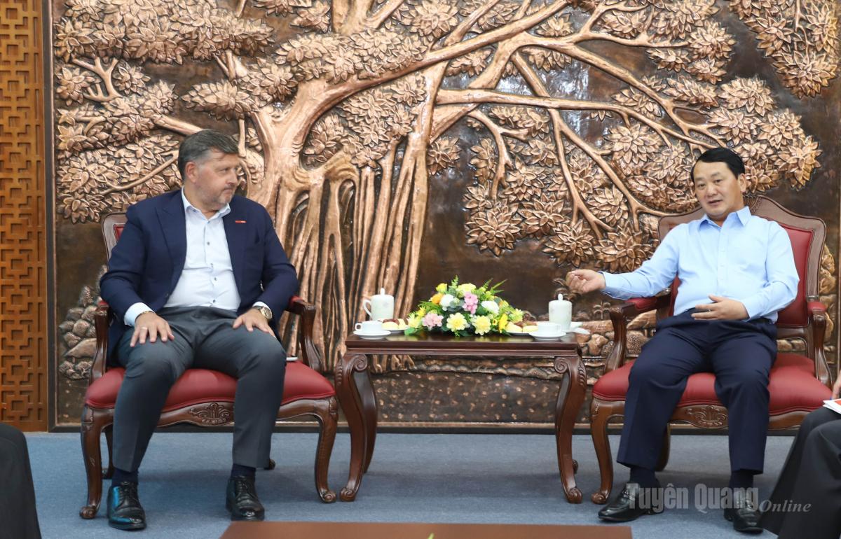Bí thư Tỉnh ủy Hầu A Lềnh phát biểu tại buổi làm việc.