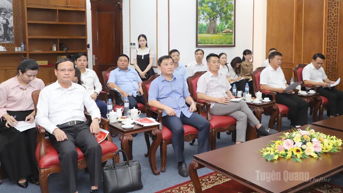 Phó Chủ tịch Thường trực UBND tỉnh Nguyễn Mạnh Tuấn và lãnh đạo các sở, ngành dự buổi làm việc.