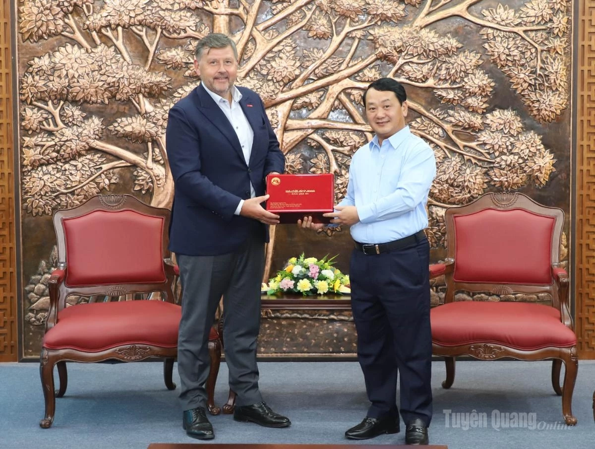 Secretary of the Provincial Party Committee Hau A Lenh presents Central Retail Vietnam with typical products of Tuyen Quang Province.