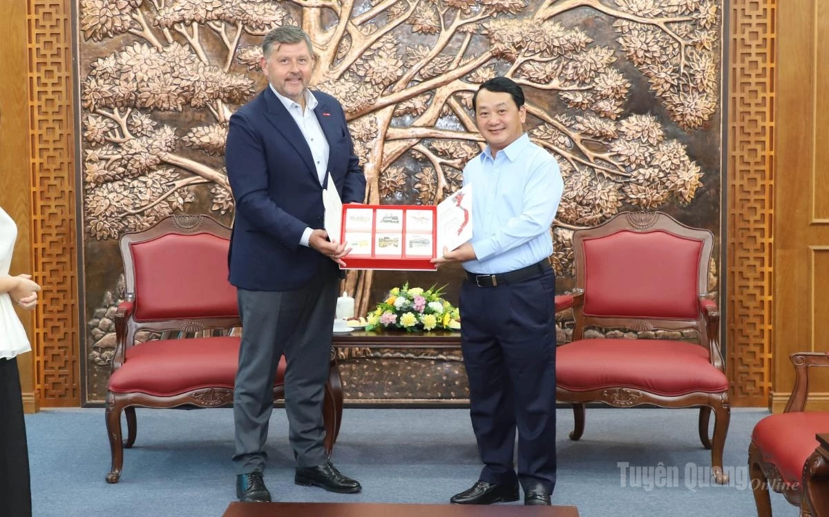 Olivier Bernard R. Langlet, General Director of Central Retail Vietnam, presents a gift to Secretary of the Provincial Party Committee Hau A Lenh.