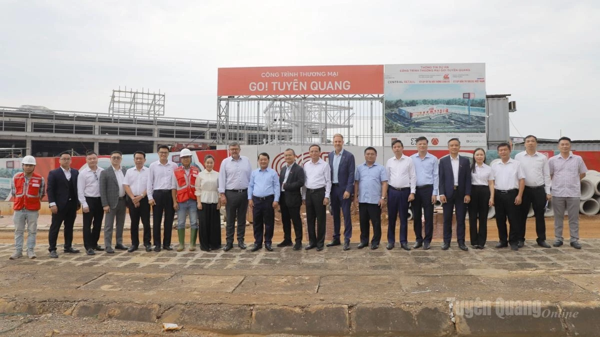 Secretary of the Provincial Party Committee Hau A Lenh and leaders of Central Retail Vietnam pose for a commemorative photo at the GO! Tuyen Quang Supermarket Project.