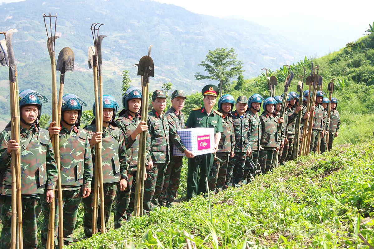 Đại tá Nguyễn Minh Đức, Phó Chỉ huy trưởng Bộ CHQS tỉnh tặng quà động viên lực lượng rà phá bom mìn tại bản Si Cai.