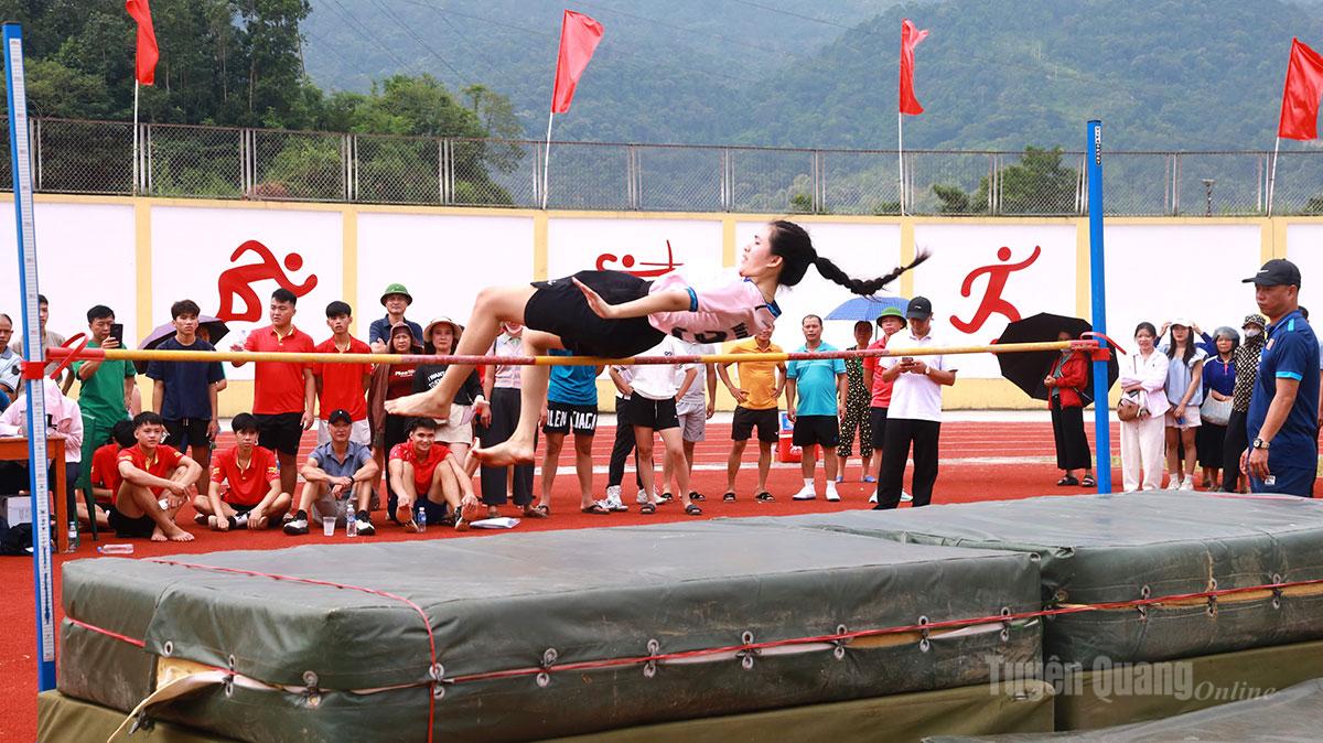 Cú nhảy vượt qua mức xà 1,35m giúp vận động viên Hoàng Thị Minh Ánh (xã Hàm Yên) giành Huy chương vàng môn nhảy cao tại Đại hội.