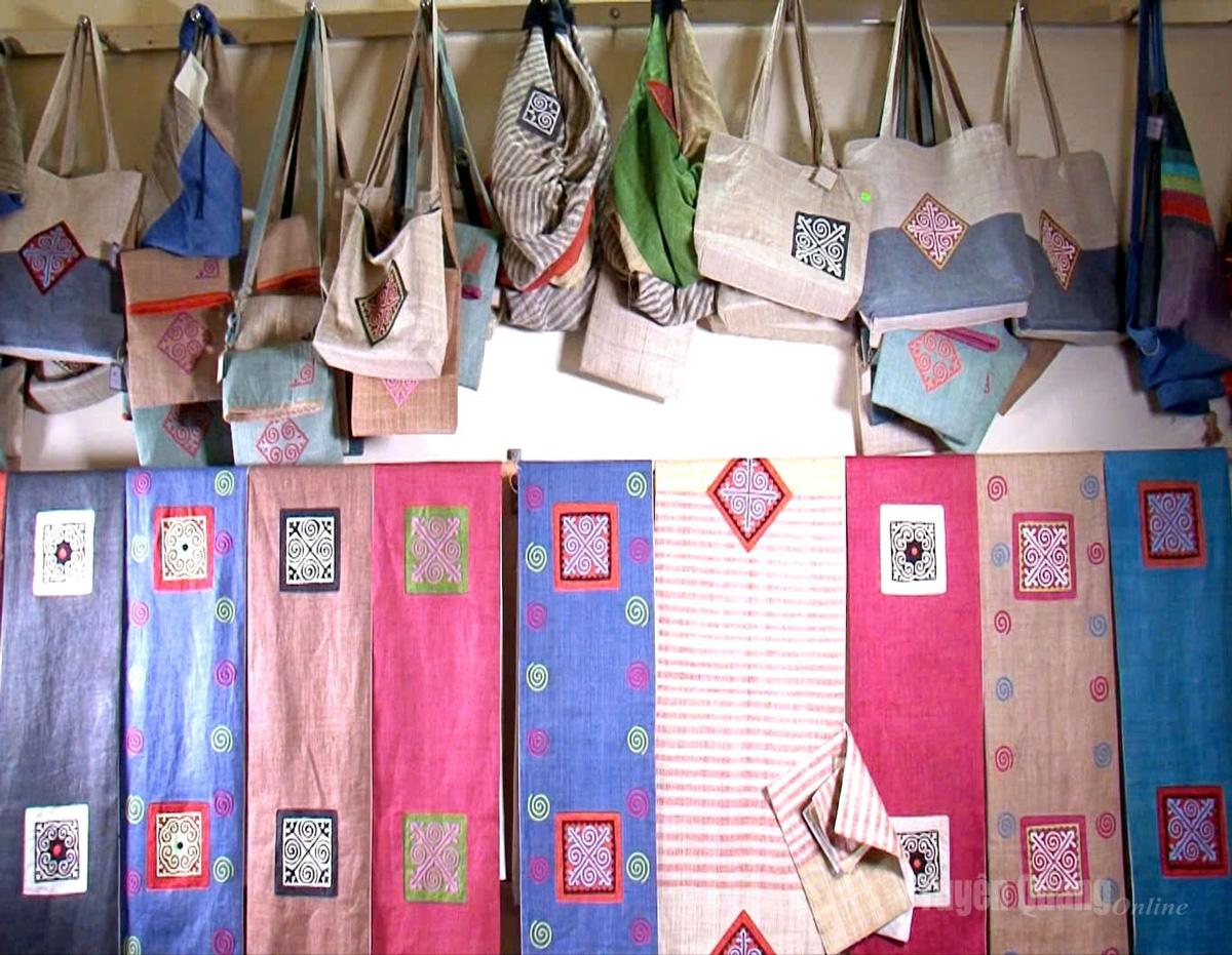 Những tấm vải lanh bền đẹp với hoa văn tinh tế là thành quả của đôi bàn tay khéo léo của người phụ nữ.