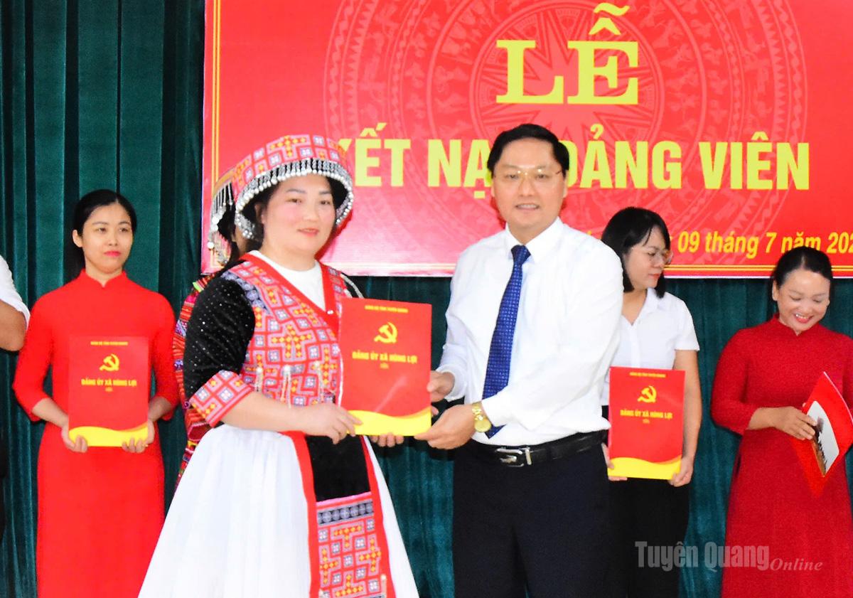 Đồng chí Lầu Thị Chiêm nhận Quyết định kết nạp Đảng.