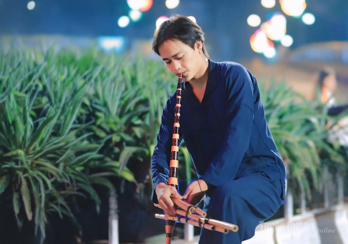 Lầu Mí Sùng
say mê với những
thanh âm truyền thống của dân tộc Mông.