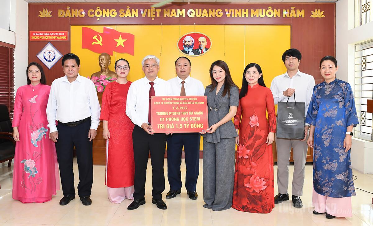 Chủ tịch UBND tỉnh Phan Huy Ngọc cùng đại diện Tập đoàn Trung Nguyên LEGEND và Công ty Truyền thông và Giải trí TL Việt Nam trao phòng học STEM cho Trường Phổ thông Dân tộc nội trú THPT Hà Giang.