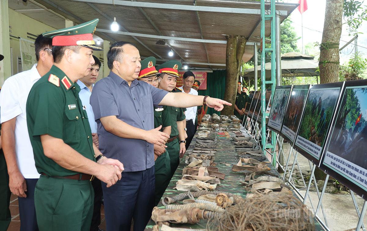 Các đồng chí lãnh đạo thăm khu trưng bày các hiện vật tìm thấy trong quá trình tìm kiếm HCLS.