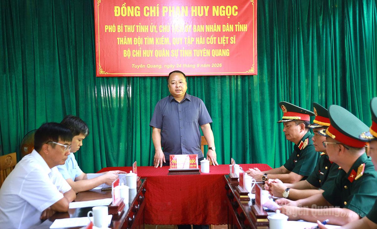 Chủ tịch UBND tỉnh Phan Huy Ngọc phát biểu động viên cán bộ, nhân viên Đội tìm kiếm, quy tập HCLS.