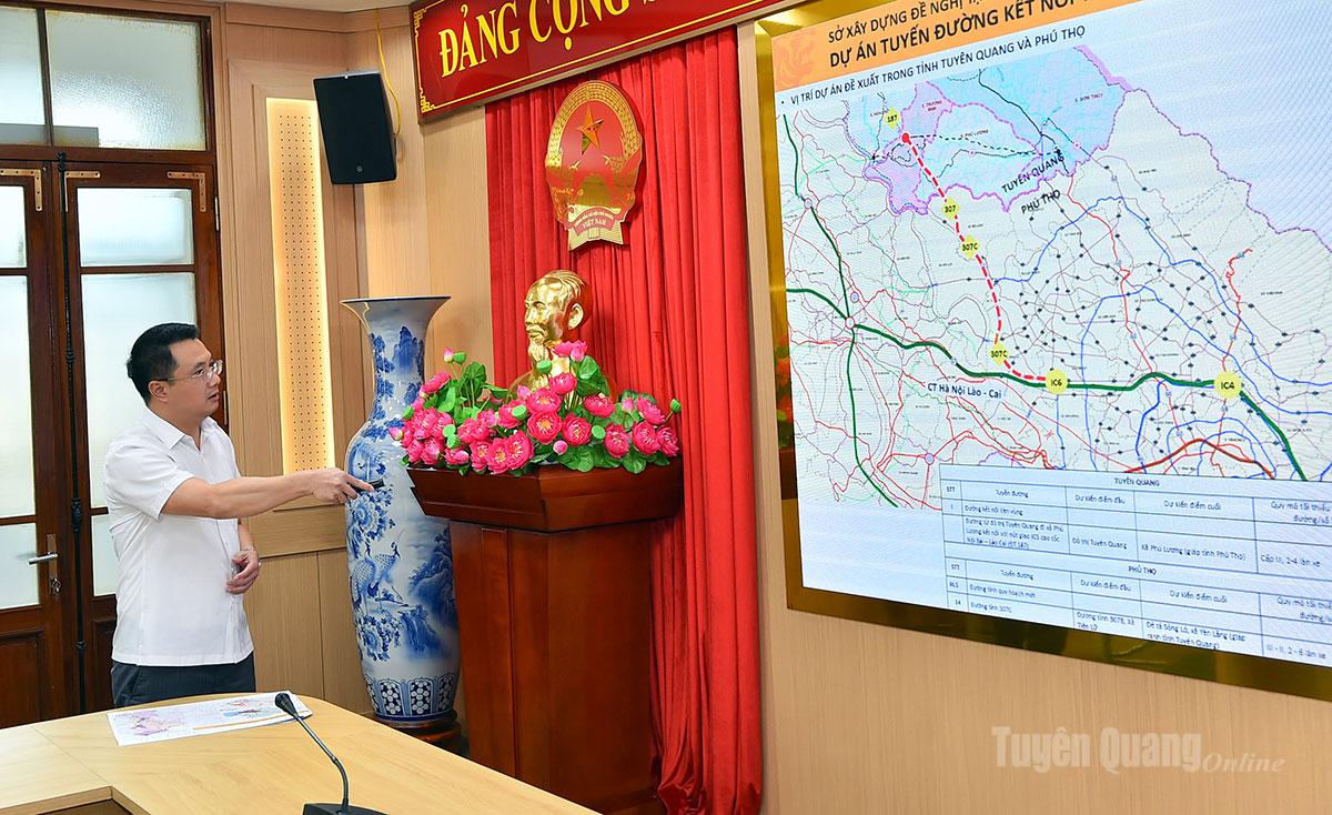 Lãnh đạo Sở Xây dưng giới thiệu quy hoạch của tỉnh.