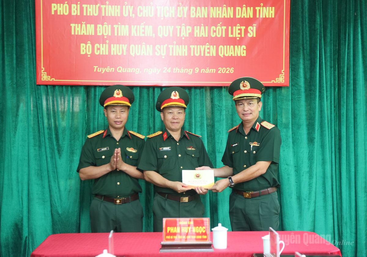 Thiếu tướng Nguyễn Đình Cương, Ủy viên BTV Tỉnh ủy, Chỉ huy trưởng, Bộ Chỉ huy Quân sự tỉnh tặng quà Đội tìm kiếm, quy tập HCLS.