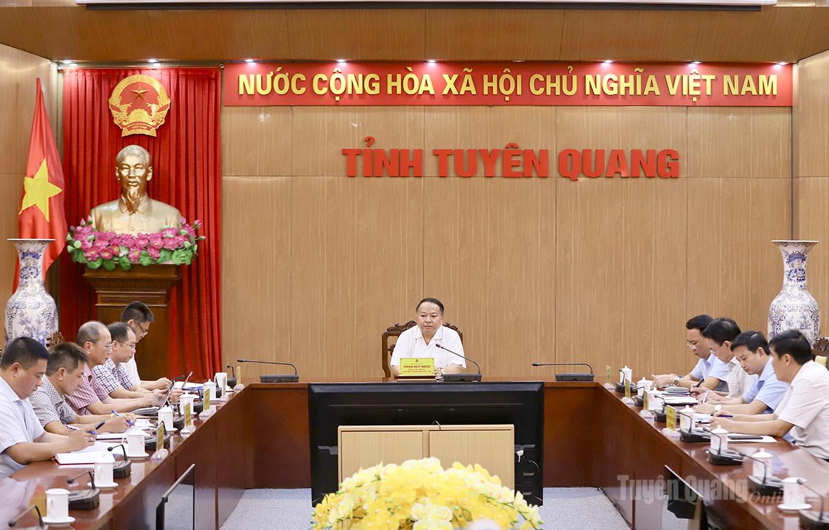 Chủ tịch UBND tỉnh Phan Huy Ngọc chủ trì cuộc họp.