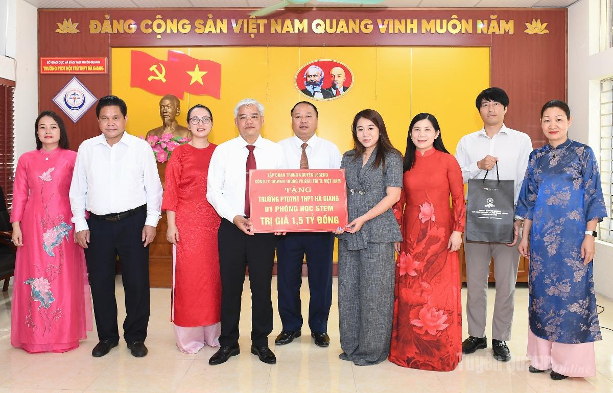 Chủ tịch UBND tỉnh Phan Huy Ngọc cùng đại diện Tập đoàn Trung Nguyên LEGEND và Công ty Truyền thông và Giải trí TL Việt Nam trao phòng học STEM cho Trường Phổ thông Dân tộc nội trú THPT Hà Giang.