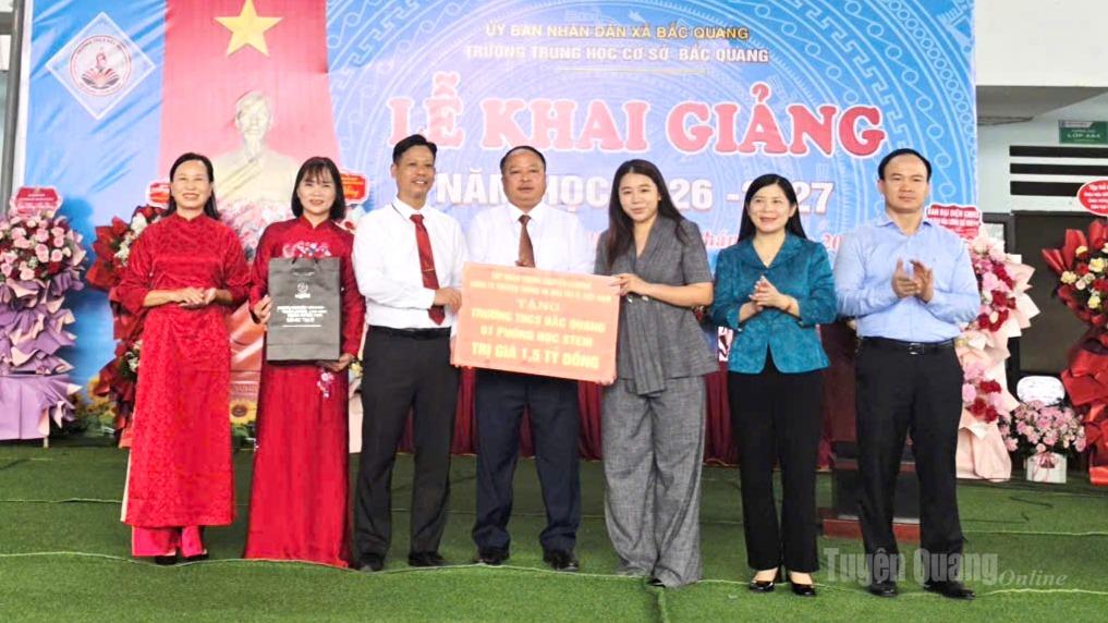 Chủ tịch UBND tỉnh Phan Huy Ngọc cùng đại diện Tập đoàn Trung Nguyên LEGEND và Công ty Truyền thông và Giải trí TL Việt Nam trao phòng học STEM cho Trường THCS Bắc Quang.