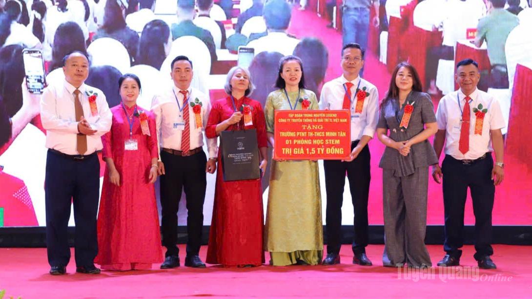 Chủ tịch UBND tỉnh Phan Huy Ngọc cùng đại diện Tập đoàn Trung Nguyên Legend và Công ty Truyền thông và giải trí TL Việt Nam trao phòng học STEM cho Trường Phổ thông nội trú liên cấp Tiểu học và THCS Minh Tân.