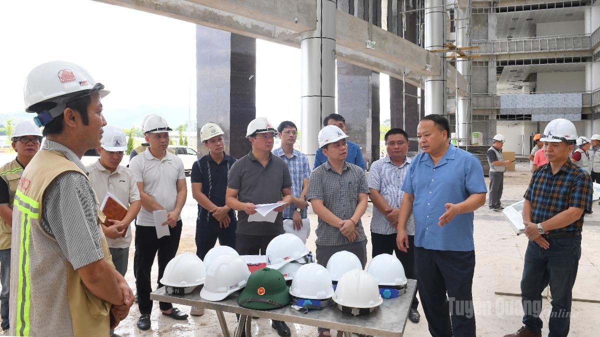 Chủ tịch UBND tỉnh Phan Huy Ngọc kiểm tra tiến độ thi công Dự án đầu tư xây dựng Bệnh viện Đa khoa tỉnh Tuyên Quang.