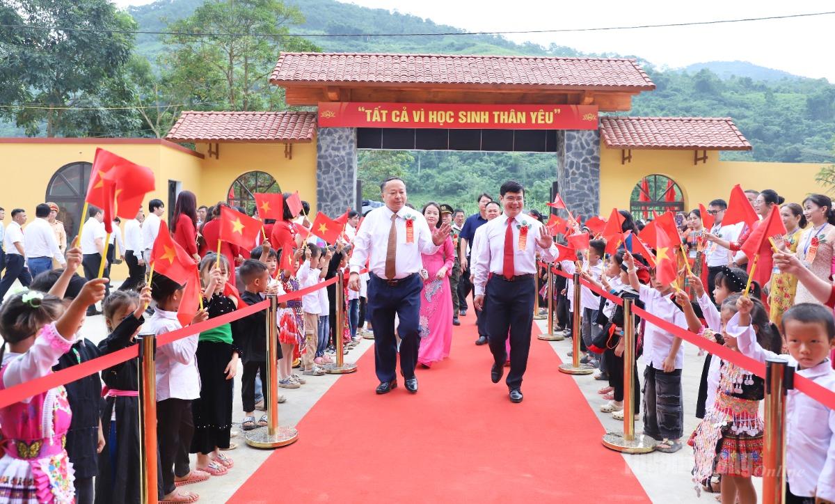 Chủ tịch UBND tỉnh Phan Huy Ngọc cùng các đại biểu tới dự Lễ khai giảng.