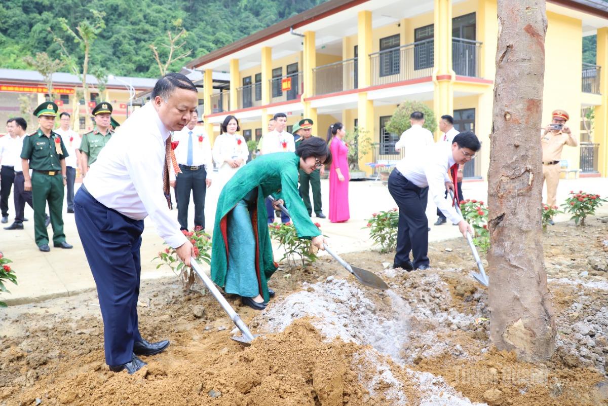 Chủ tịch UBND tỉnh Phan Huy Ngọc trồng cây lưu niệm trong khuôn viên Trường PTDT nội trú Tiểu học và THCS Minh Tân.
