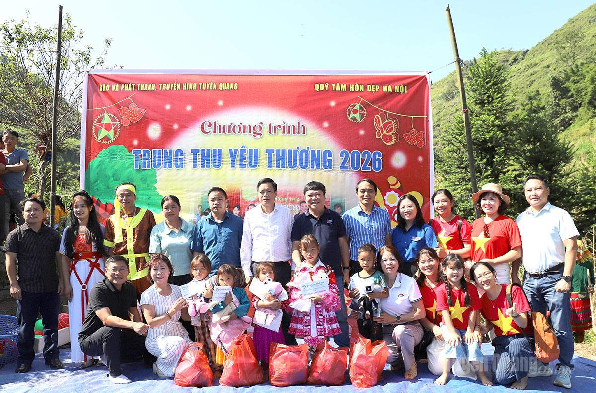 Các đồng chí lãnh đạo tặng quà cho các cháu học sinh tại điểm trường Cờ Cải.