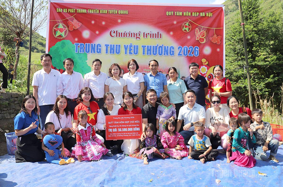 Quỹ Tâm Hồn Đẹp Hà Nội trao tặng quà cho học sinh điểm trường Cờ Cải.