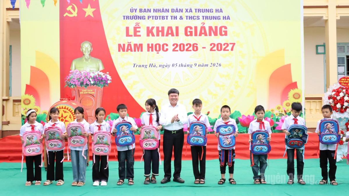 Đồng chí Mai Đức Thông, Ủy viên Ban Chấp hành Đảng bộ tỉnh, Giám đốc Báo và phát thanh, truyền hình Tuyên Quang, Chủ tịch Hội Nhà báo tỉnh trao quà cho các em học sinh có hoàn cảnh khó khăn. Ảnh: Như Quỳnh.
