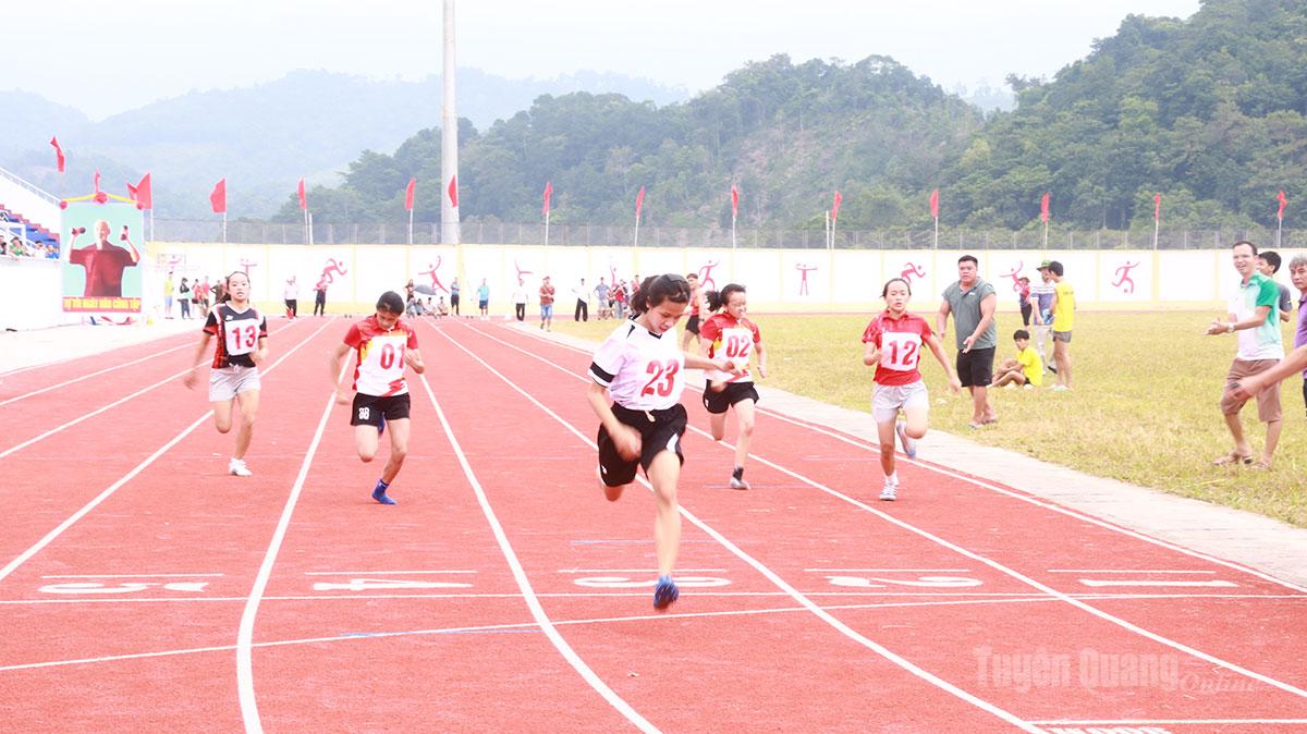 Những bước chạy về đích vòng chung kết chạy 100m nữ của Nguyễn Mai Huyền.