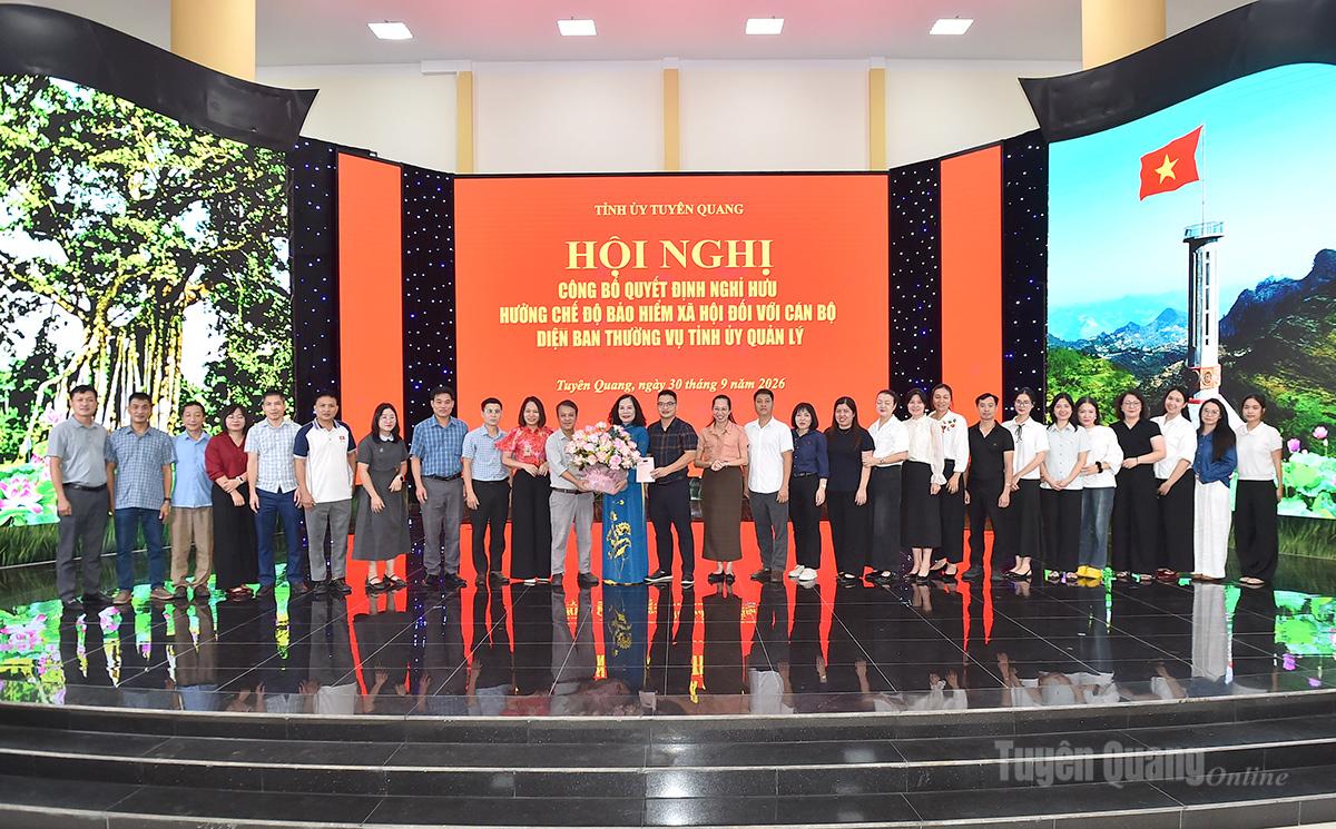 Phòng Phóng viên Báo và phát thanh, truyền hình Tuyên Quang tặng hoa đồng chí Ngô Thị Thu Hà.