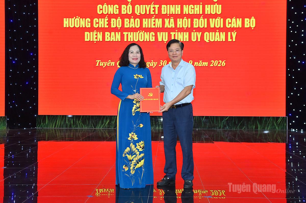 Đồng chí Trần Quang Minh, Trưởng Ban Tổ chức Tỉnh ủy trao Quyết định nghỉ hưu cho đồng chí Ngô Thị Thu Hà.