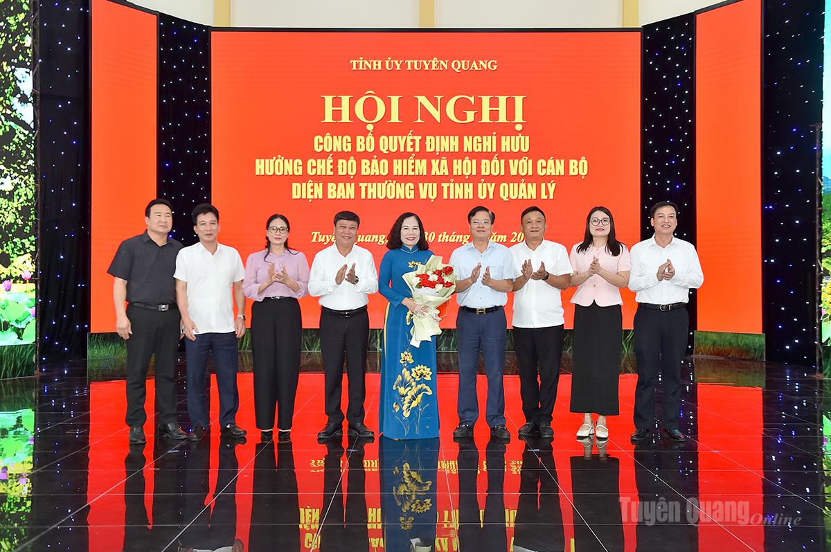 Đồng chí Trần Quang Minh, Trưởng Ban Tổ chức Tỉnh ủy trình và các đồng chí Ban Giám đốc Báo và phát thanh, truyền hình Tuyên Quang tặng hoa chúc mừng đồng chí Ngô Thị Thu Hà.