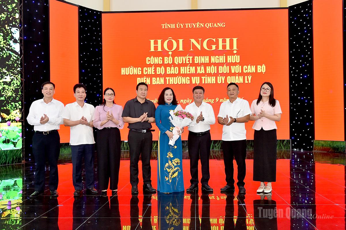Ban Giám đốc Báo và phát thanh, truyền hình Tuyên Quang tặng hoa đồng chí Ngô Thị Thu Hà.