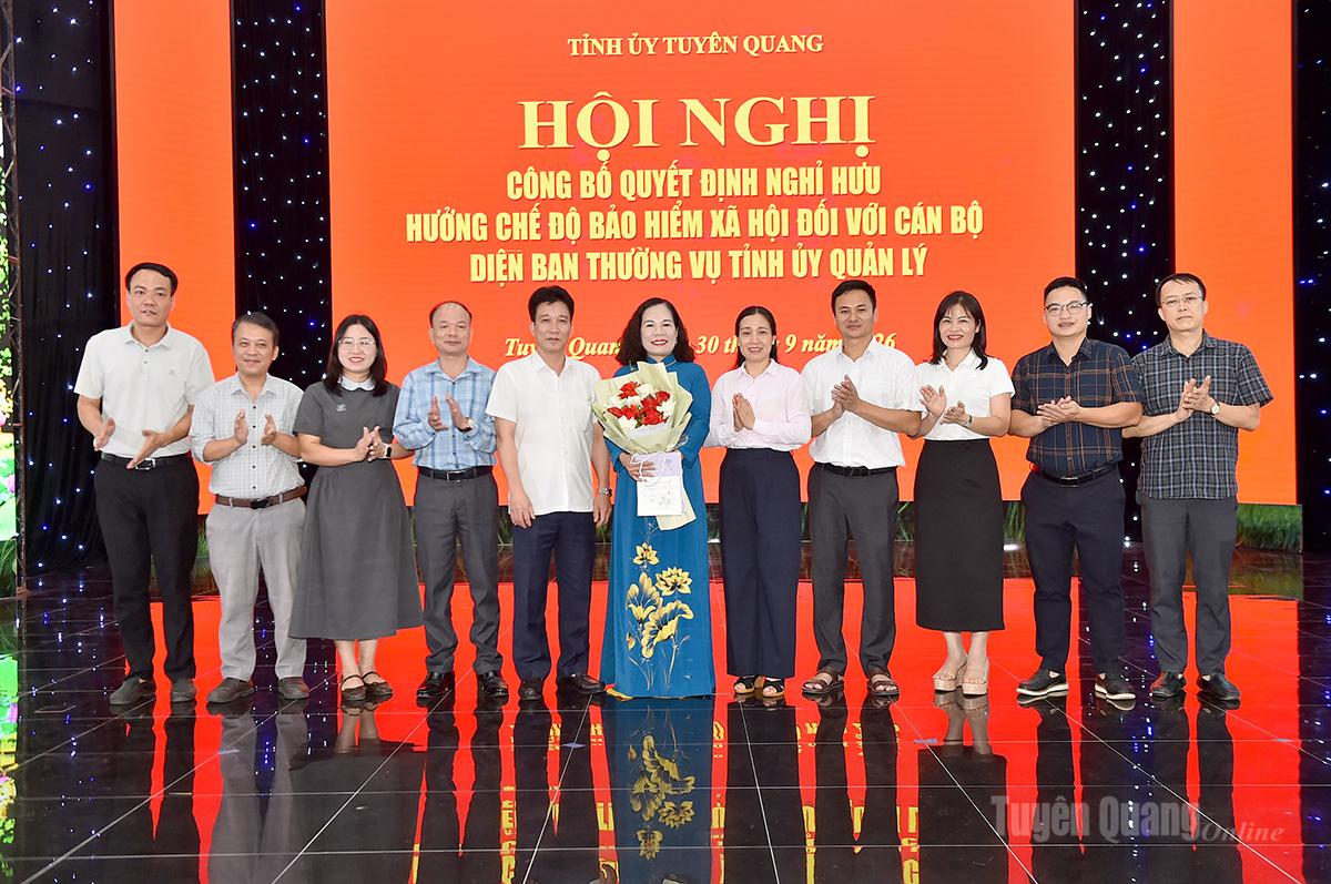 Ban Chấp hành Công đoàn Báo và phát thanh, truyền hình Tuyên Quang tặng hoa đồng chí Ngô Thị Thu Hà.