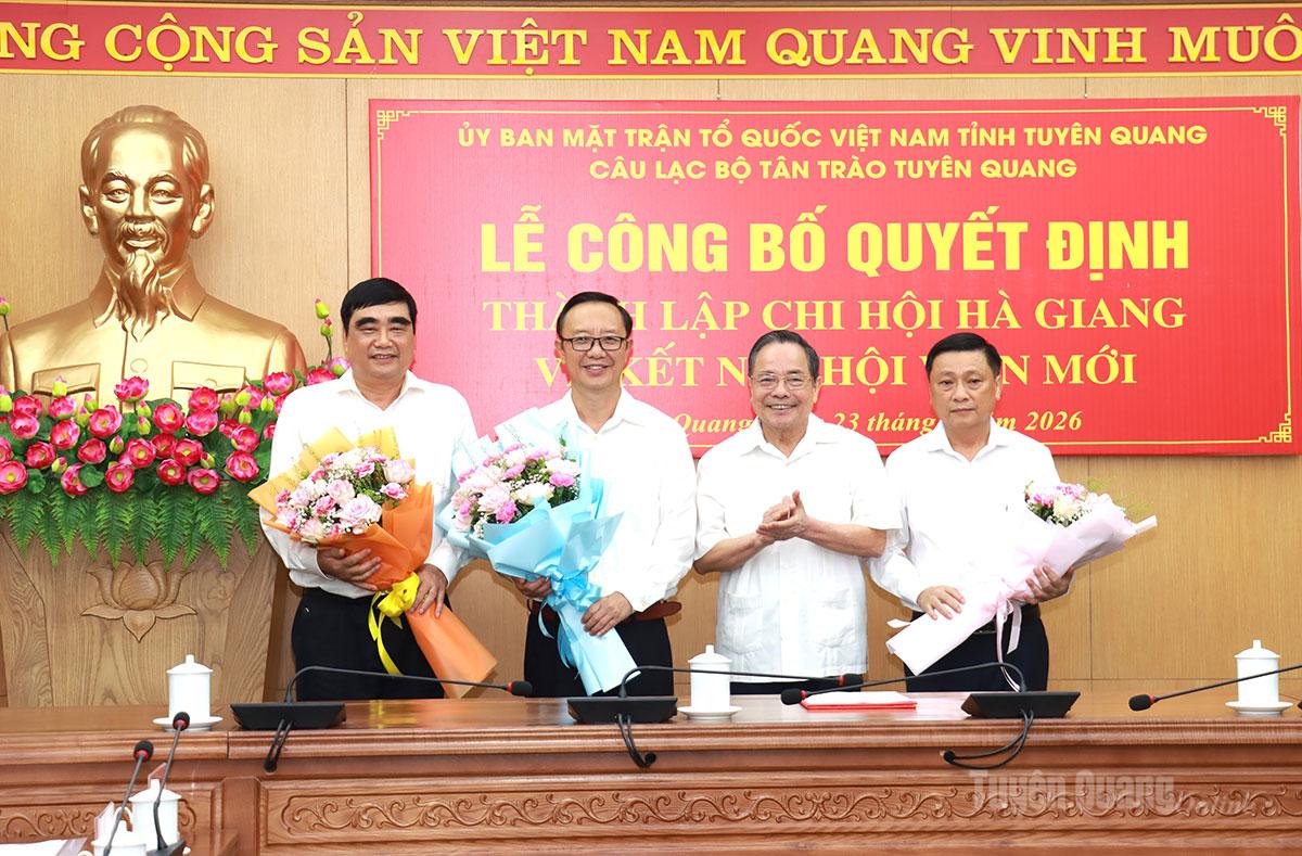 Đồng chí Nguyễn Hữu Hoan, Chủ nhiệm Câu lạc bộ Tân Trào Tuyên Quang tặng hoa và trao Quyết định thành lập cho Chi hội Hà Giang.
