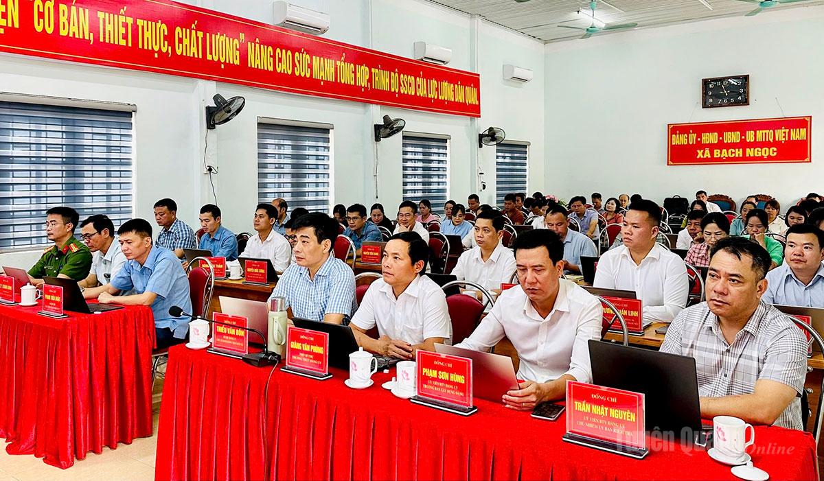 Các đại biểu dự tại điểm cầu xã Bạch Ngọc.