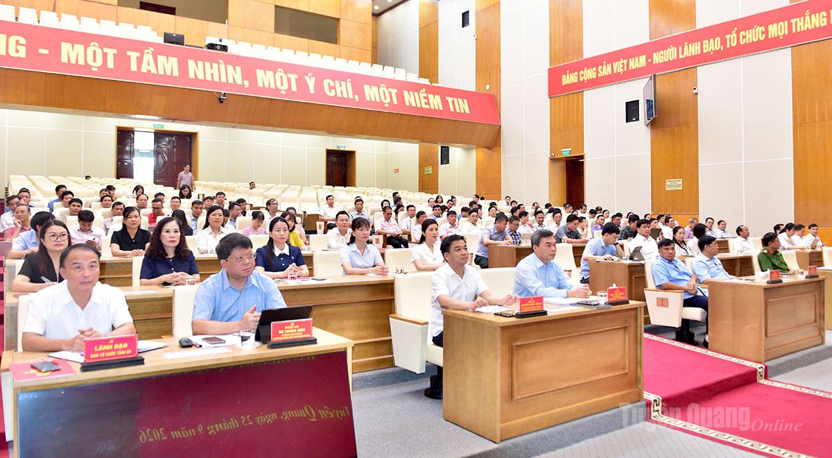 Đồng chí Ma Thế Hồng, Phó Bí thư Tỉnh ủy, Chủ tịch Ủy ban MTTQ Việt Nam tỉnh và các đại biểu dự Hội nghị.