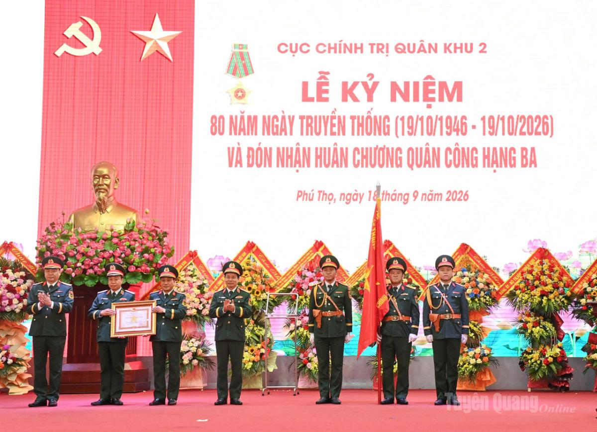 Thừa uỷ quyền của Chủ tịch nước, Thượng tướng Đỗ Xuân Tụng, Phó Chủ nhiệm Tổng cục Chính trị gắn Huân chương Quân công hạng Ba tặng Cục chính trị Quân khu.