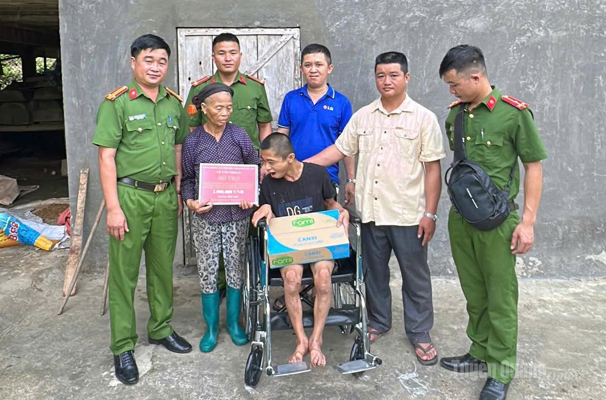 Công an xã Quảng Nguyên kết nối, trao tặng xe lăn và quà hỗ trợ gia đình anh Hoàng Văn Sỹ, thôn Quảng Hạ.