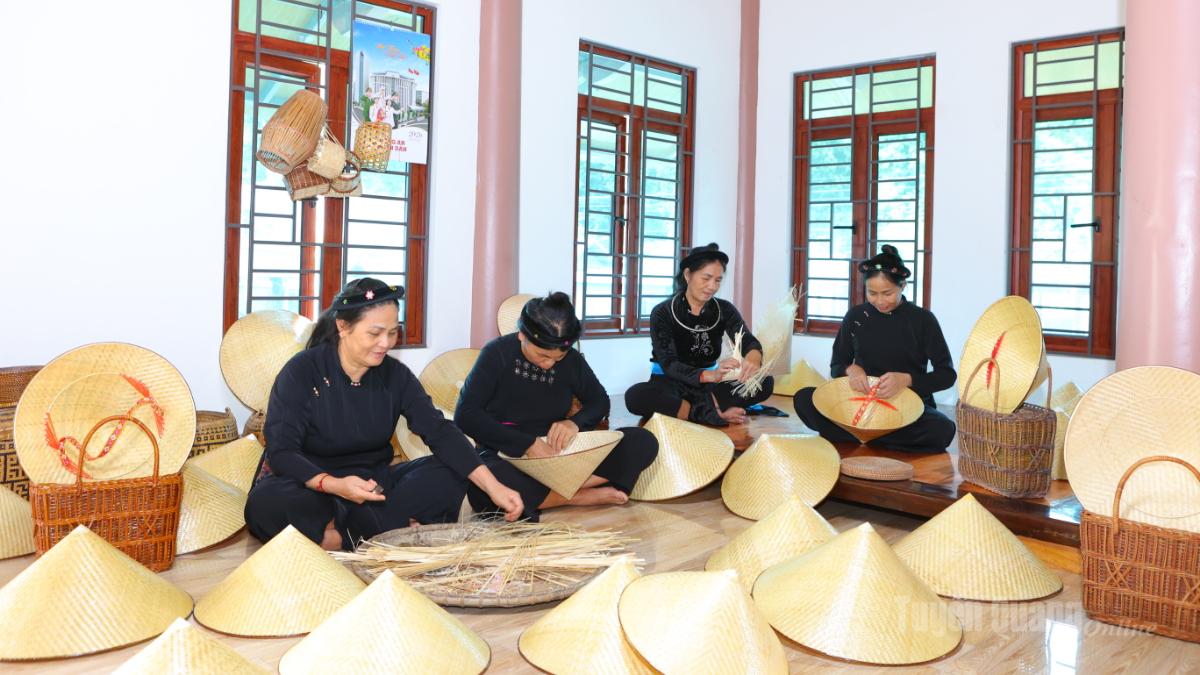 Chị Ma Thị Liễu (ngoài cùng bên phải) cùng chị em trong Tổ hợp tác làm sản phẩm mây tre đan.