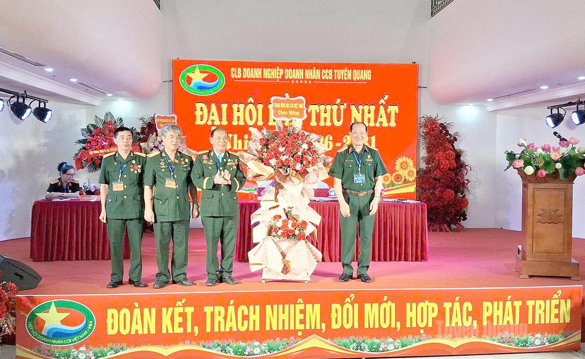 Thượng tướng Bế Xuân Trường (ngoài cùng, bên phải), Phó Chủ tịch Uỷ ban Trung ương MTTQ Việt Nam, Chủ tịch Hội Cựu chiến binh Việt Nam tặng hoa cho Đoàn Chủ tịch tại Đại hội.