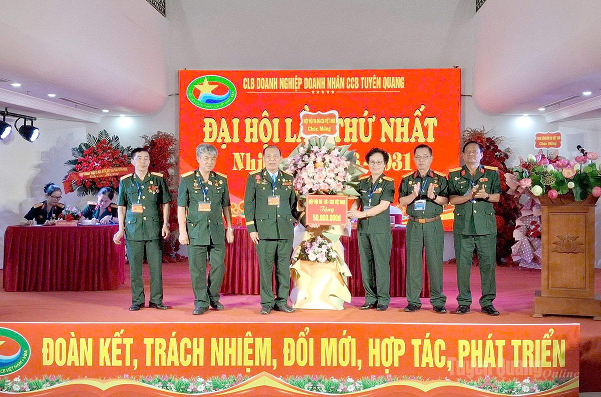 Hiệp hội Doanh nghiệp, Doanh nhân Cựu chiến binh Việt Nam tặng 50 triệu đồng cho Câu lạc Bộ Doanh nghiệp, Doanh nhân Cựu chiến binh tỉnh.