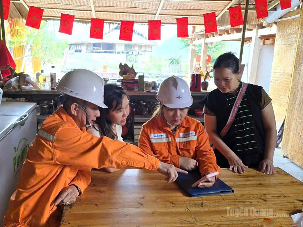 Nhân viên Công ty Điện lực Tuyên Quang hướng dẫn người dân cài đặt ứng dụng EVNCSKH.